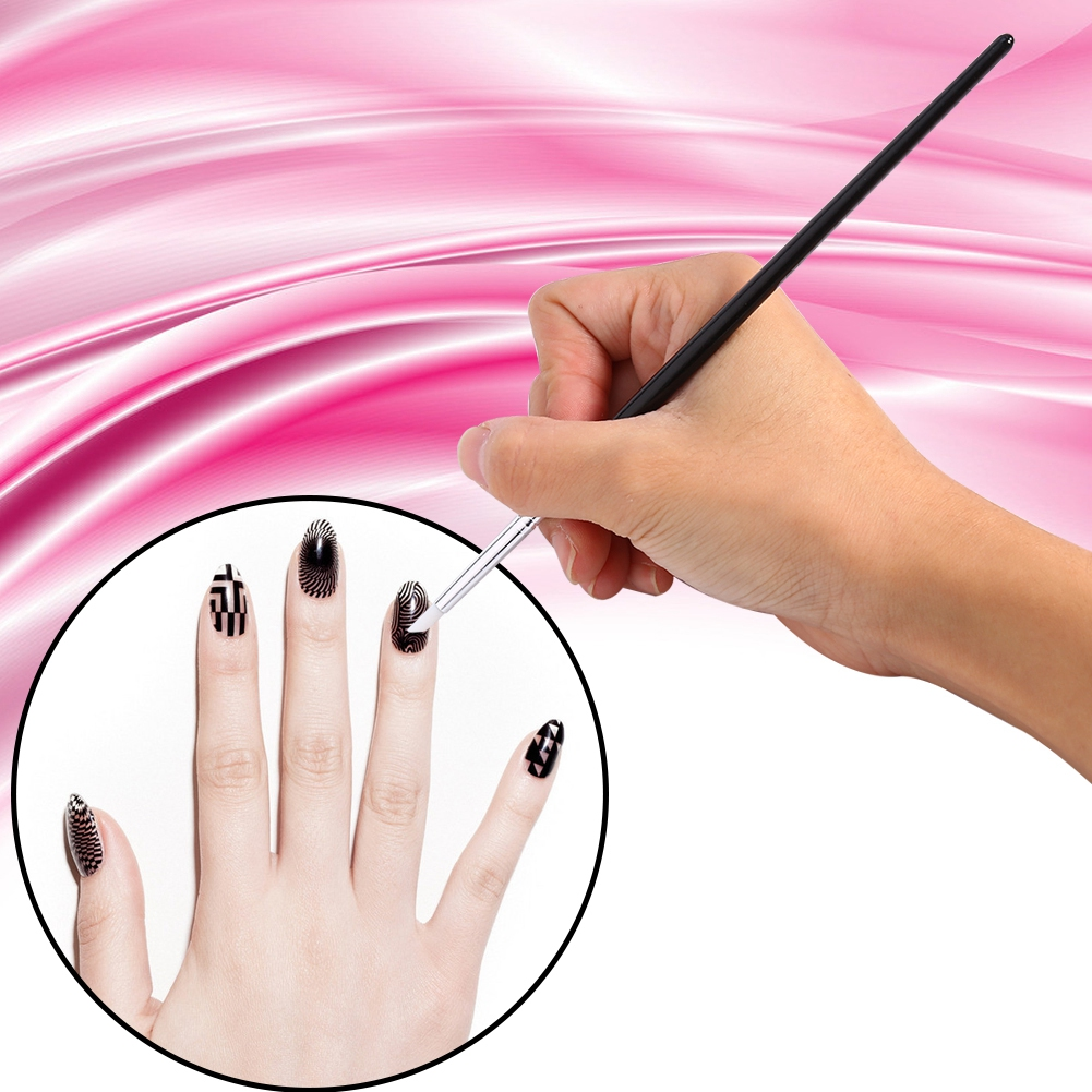 Eine Hand, die mit einem Pinsel mit schwarzem Griff ein Design auf einen lackierten Fingernagel malt.