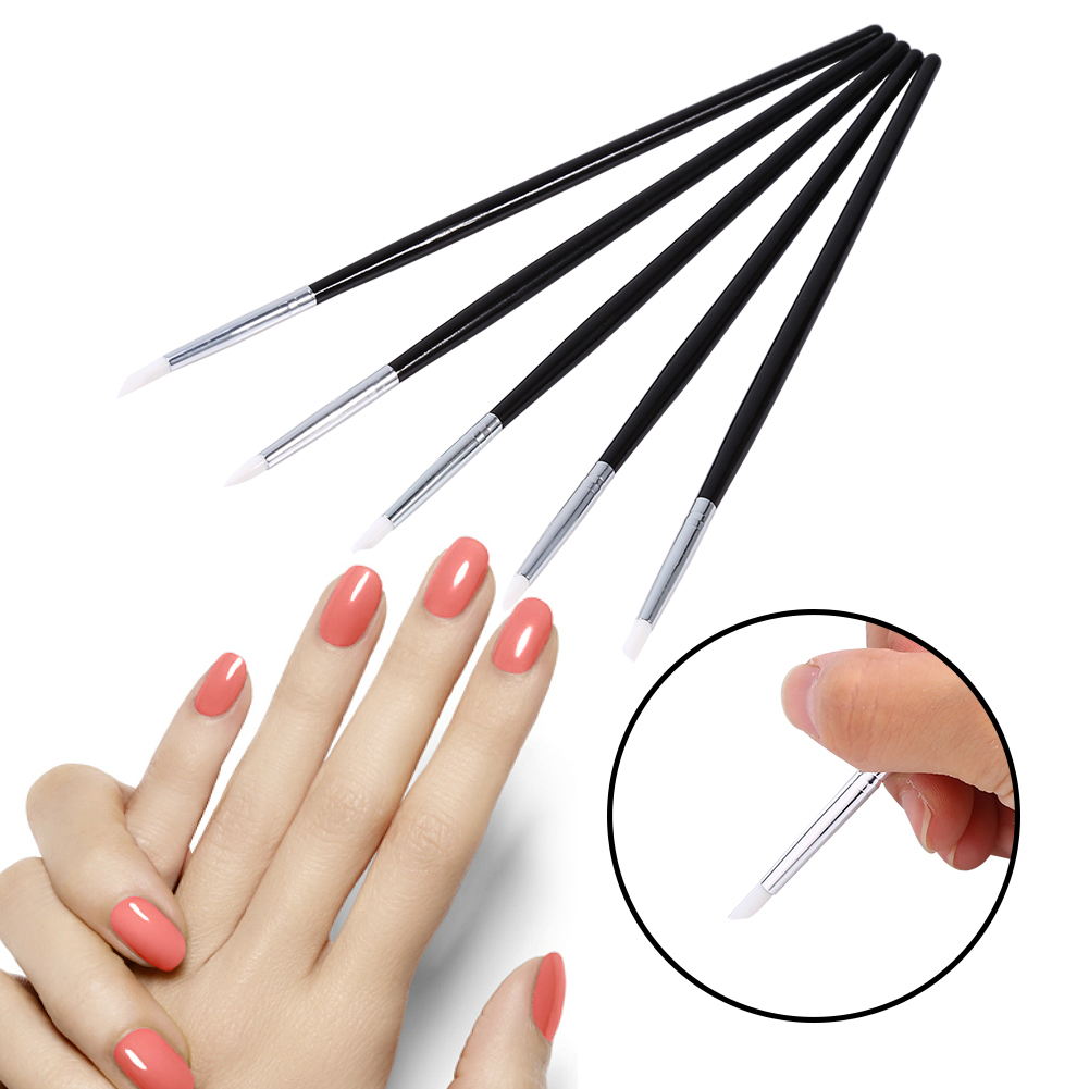 Hände mit korallenfarbenen Nägeln, Nagelkunstpinseln und Nahaufnahme eines Pinsels.