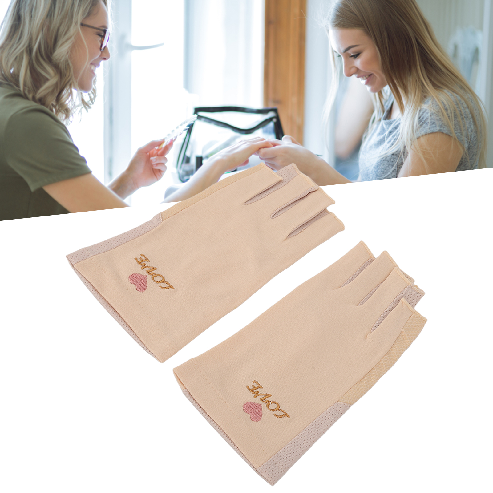 Zwei Personen machen Maniküre, tragen fingerlose Handschuhe mit dem Wort 'LOVE'.