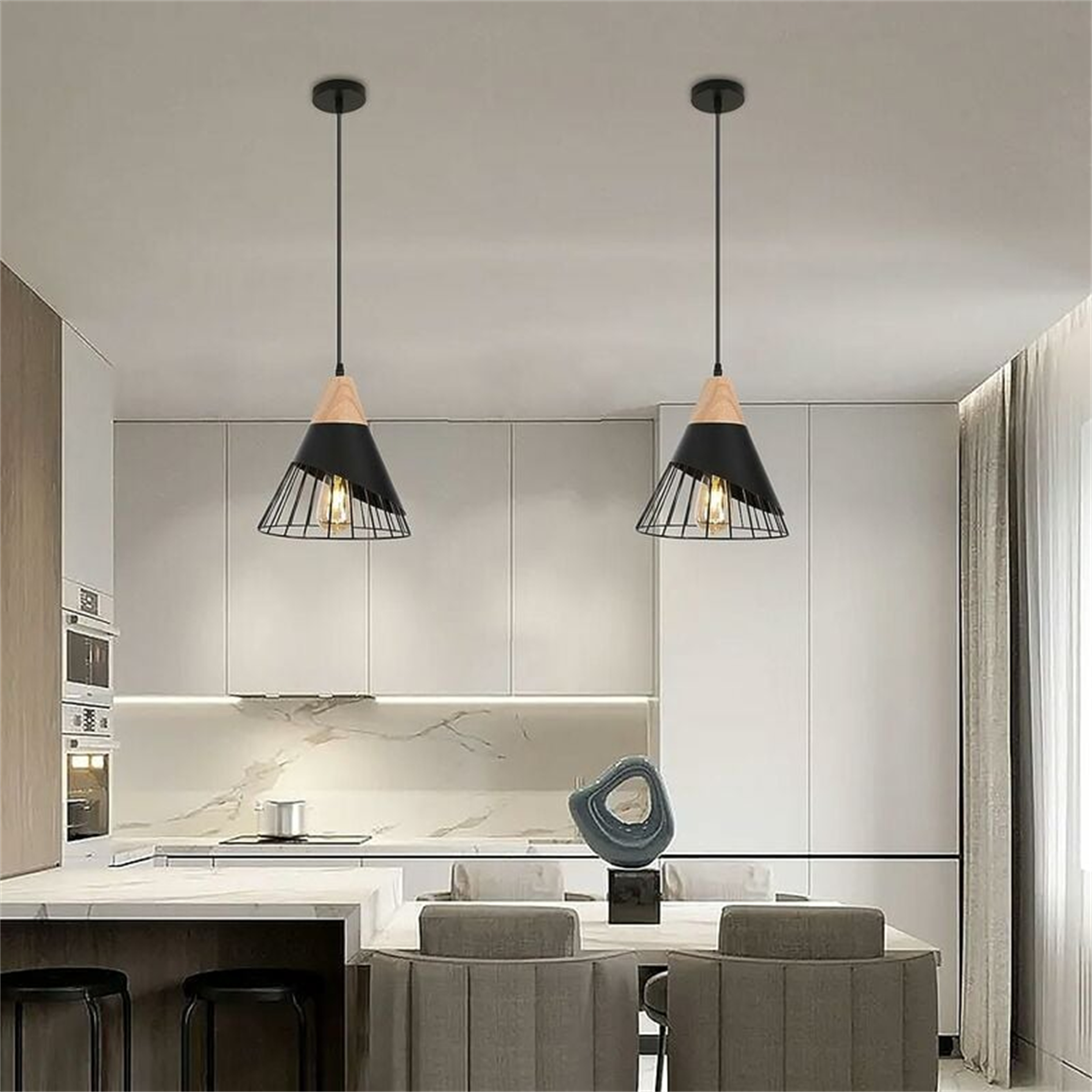 Zwei Pendelleuchten hängen über einem Esstisch in einer modernen Küche. Schwarze Schirme, Holzakzente und weißes Interieur.
