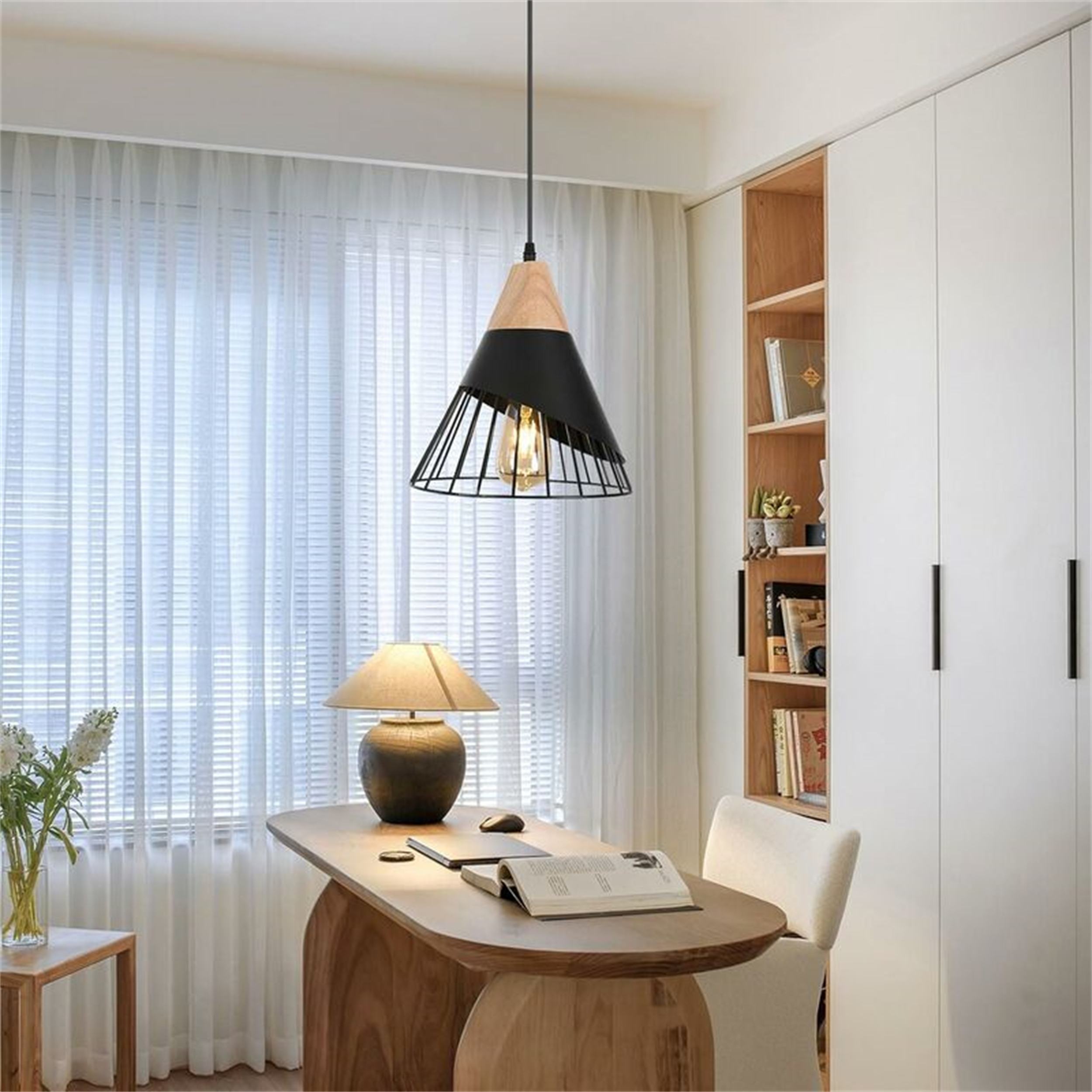 Ein modernes Interieur mit einer Hängelampe. Ein Schreibtisch mit einer Lampe, Büchern und einem weißen Kleiderschrank mit Fenster.