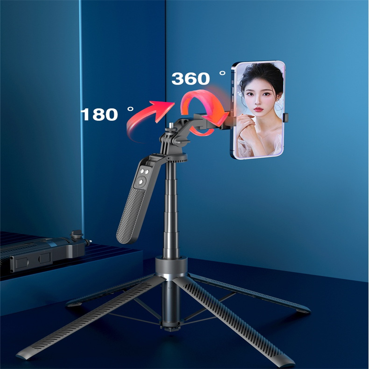 Ein Telefon ist auf einem Stativ montiert und zeigt das Gesicht einer Frau. Pfeile zeigen 180- und 360-Grad-Drehung an.