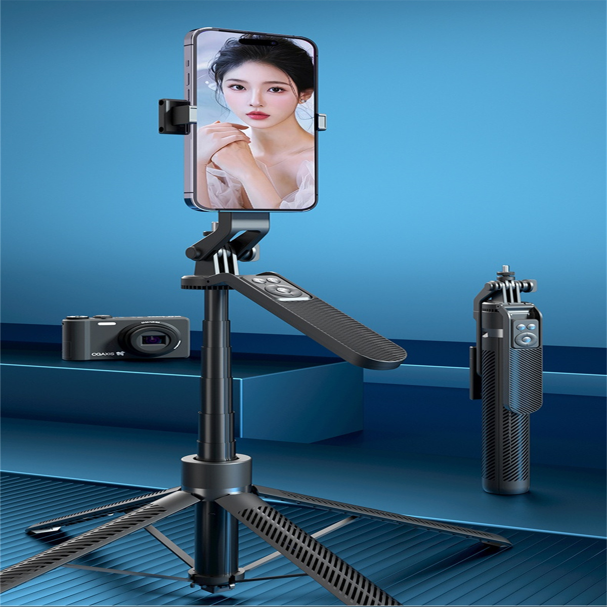 Das Gesicht einer Frau ist auf einem Telefon, das an einem Stativ befestigt ist. Eine Kamera und ein Selfie-Stick sind auch sichtbar.