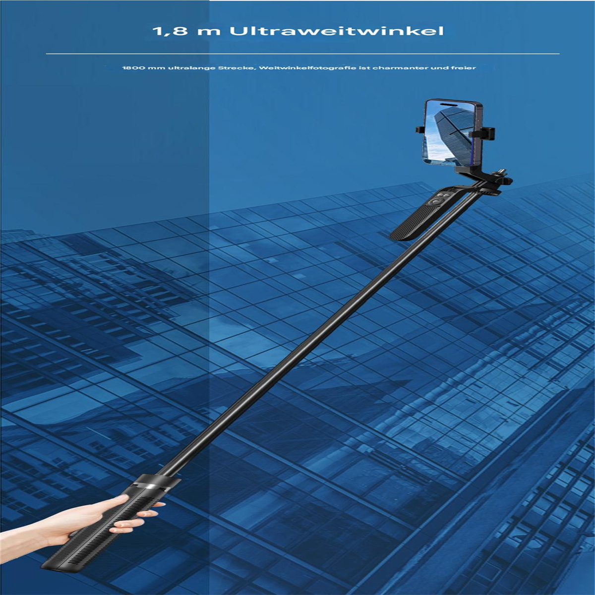 Selfie-Stick mit befestigtem Telefon vor blauem Gebäudehintergrund.