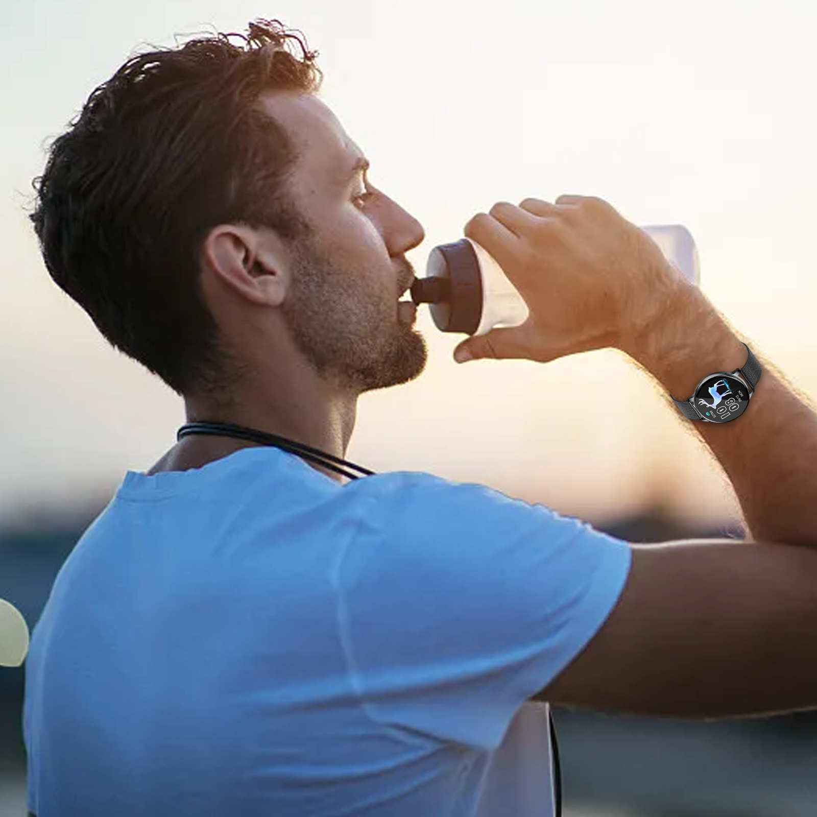Ein Mann trinkt aus einer Wasserflasche und trägt eine Smartwatch am Handgelenk.