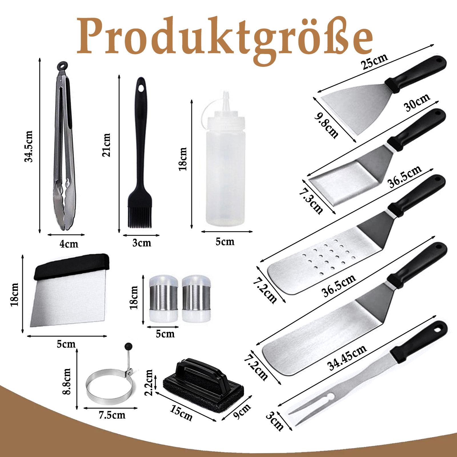 Verschiedene Küchenutensilien aus Edelstahl, darunter Zangen, Pinsel, Spatel und Gewürzflaschen, mit Etiketten.