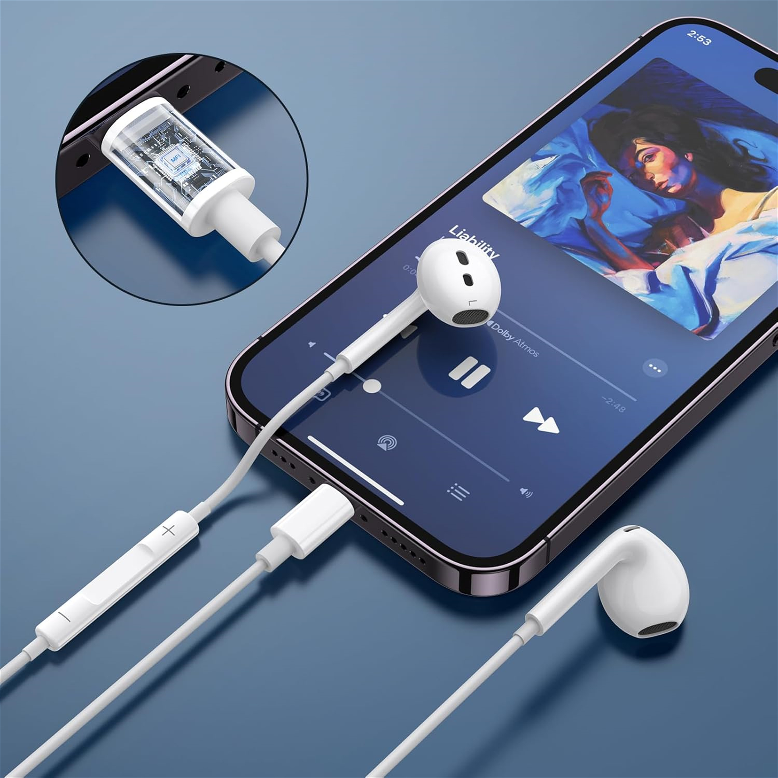 Weiße Ohrhörer mit Steuerung. Angeschlossen an ein Telefon, das Musik abspielt. Ein kleiner Adapter ist ebenfalls abgebildet.