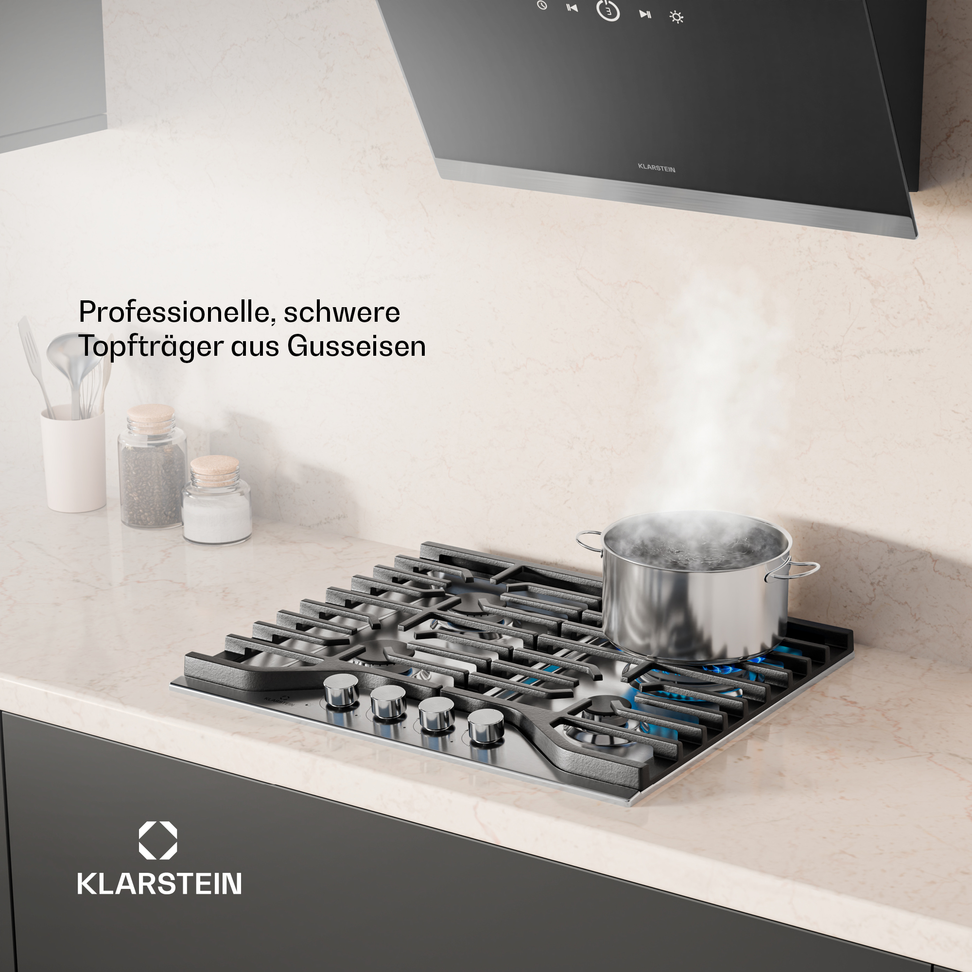 Gasherd mit einer Pfanne darauf. Der Herd ist von Klarstein. Der Hintergrund zeigt eine schwarze Dunstabzugshaube und eine Arbeitsplatte.