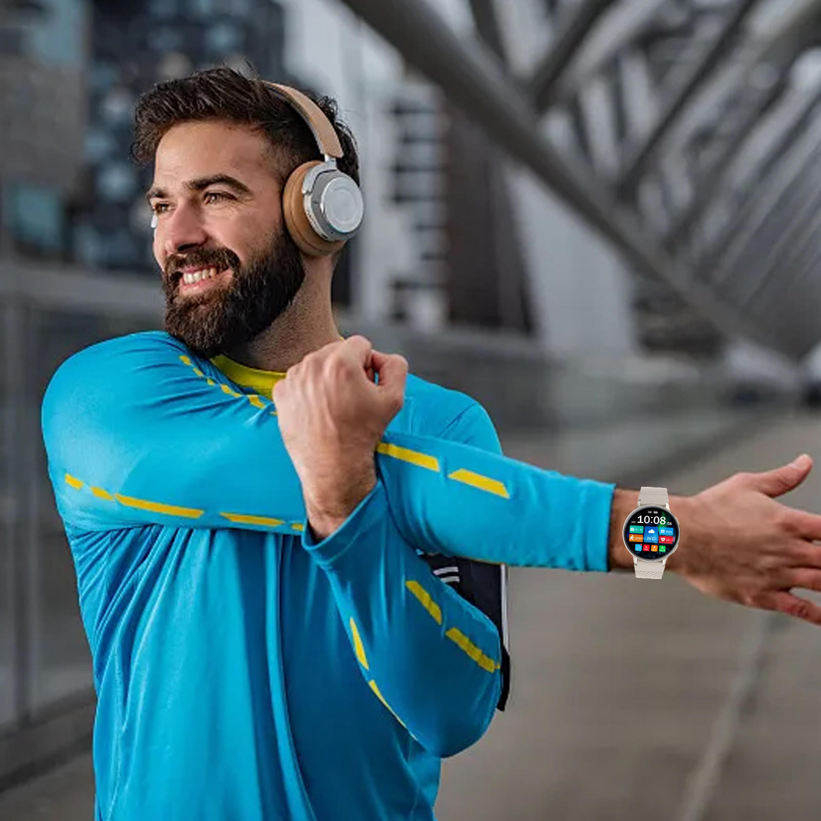 Ein Mann in blauem Hemd und Kopfhörern dehnt seinen Arm und trägt eine Smartwatch. Der Hintergrund ist urban.