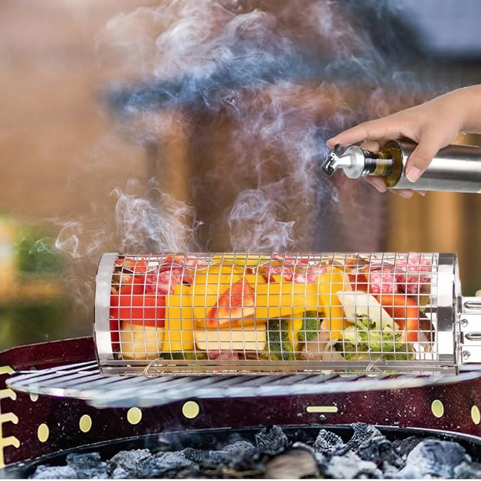 Eine Hand sprüht Öl auf einen Grillkorb mit bunten Gemüse. Rauch steigt vom Grill auf.