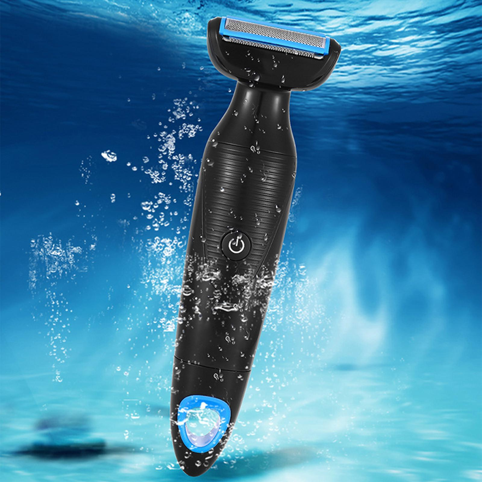 Ein schwarzer Bodygroomer im Wasser mit Blasen, der das Design des Rasierers zeigt.