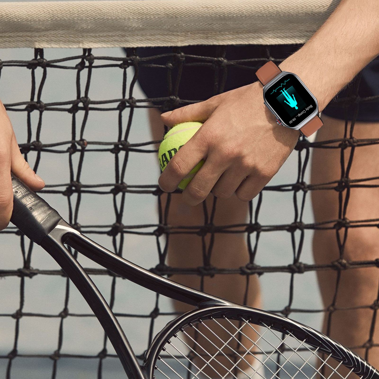 Eine Person hält einen Tennisschläger und Ball, mit einer Smartwatch am Handgelenk. Die Uhr zeigt Fitnessdaten.
