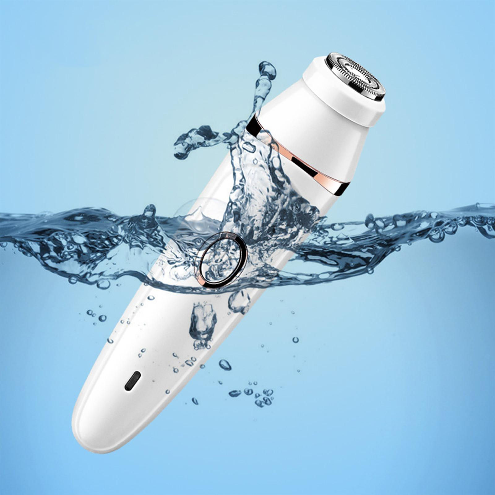 Ein weißer Epilierer unter Wasser, mit Wassertropfen. Er hat einen Ein-Aus-Knopf und silberne Details.