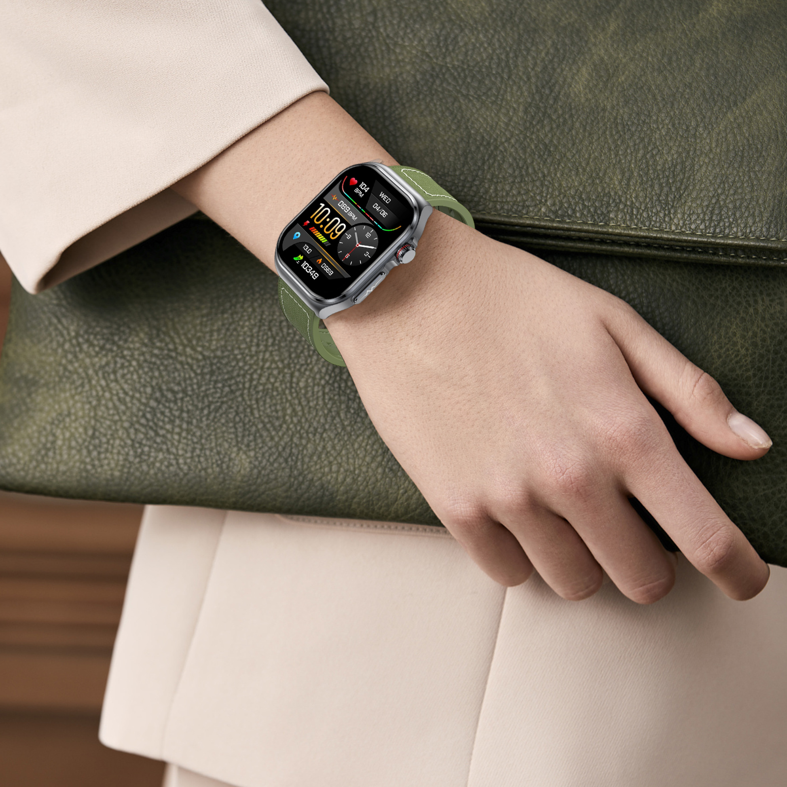 Das Handgelenk einer Person mit einer Smartwatch. Die Uhr hat ein grünes Armband und zeigt Zeit- und Gesundheitsmetriken an.