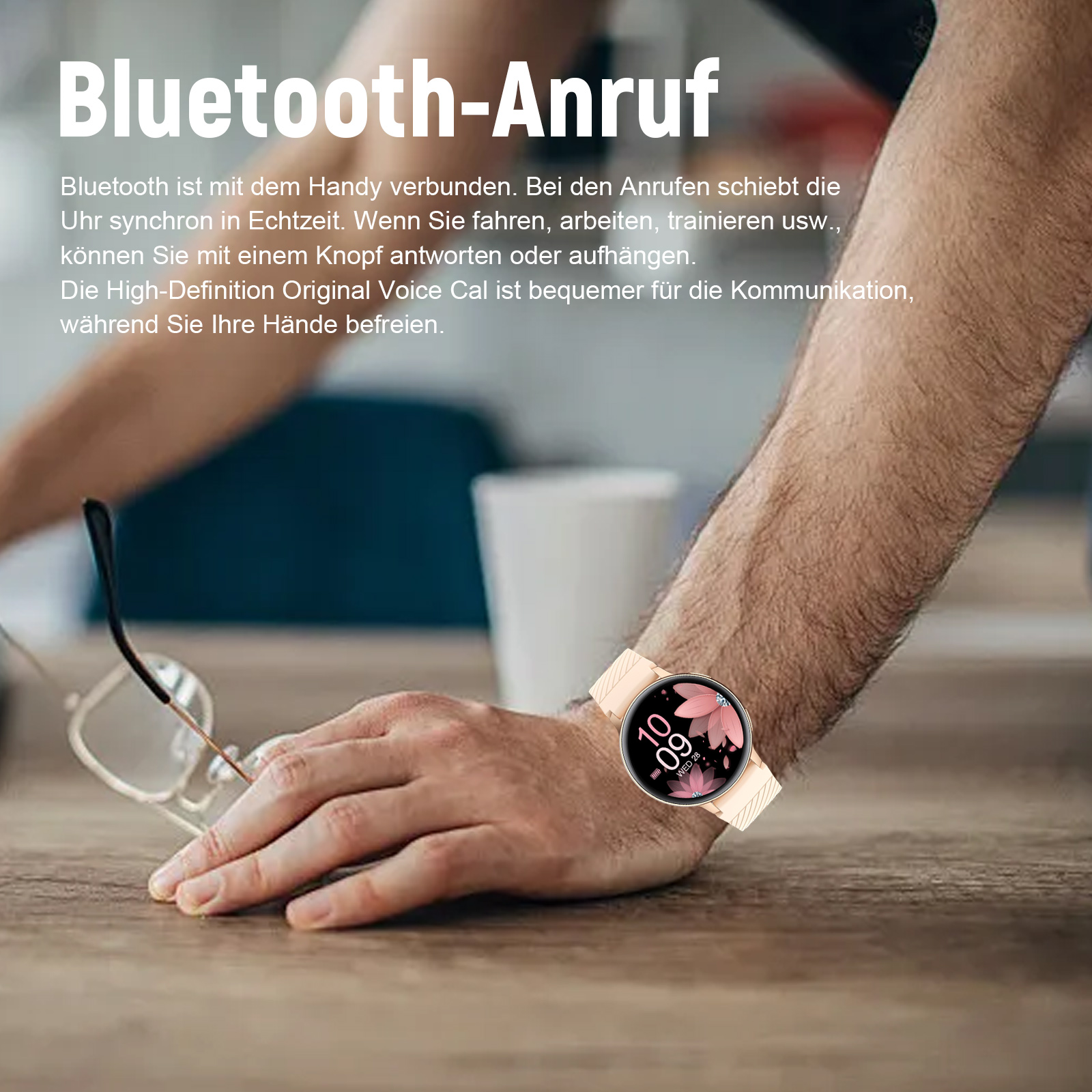 Mann mit Smartwatch mit Blumendesign. Er lehnt sich an einen Tisch mit Brille und Tasse.
