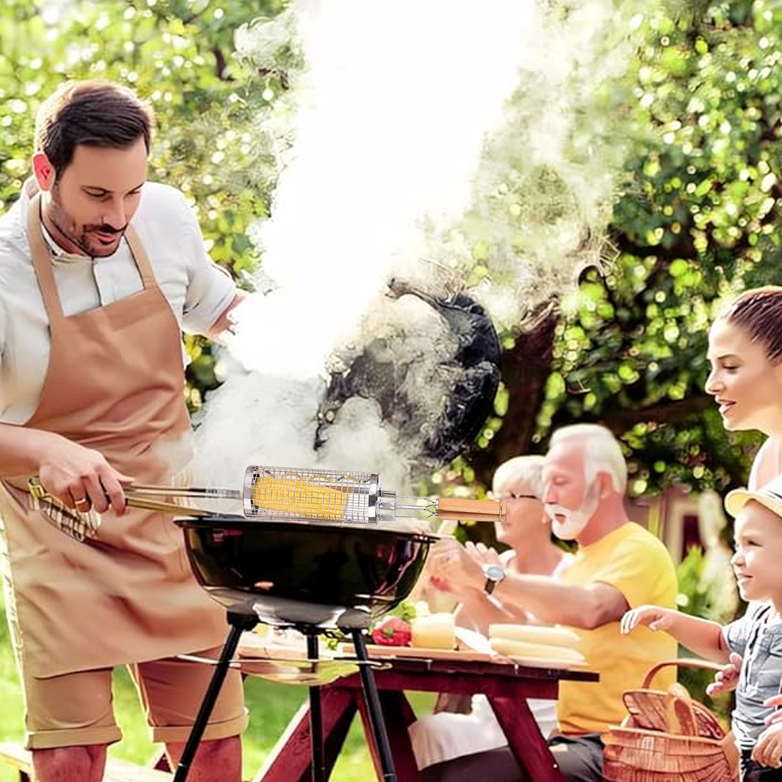 Familie grillt im Freien. Ein Mann grillt Maiskolben. Menschen versammeln sich um den Grill.
