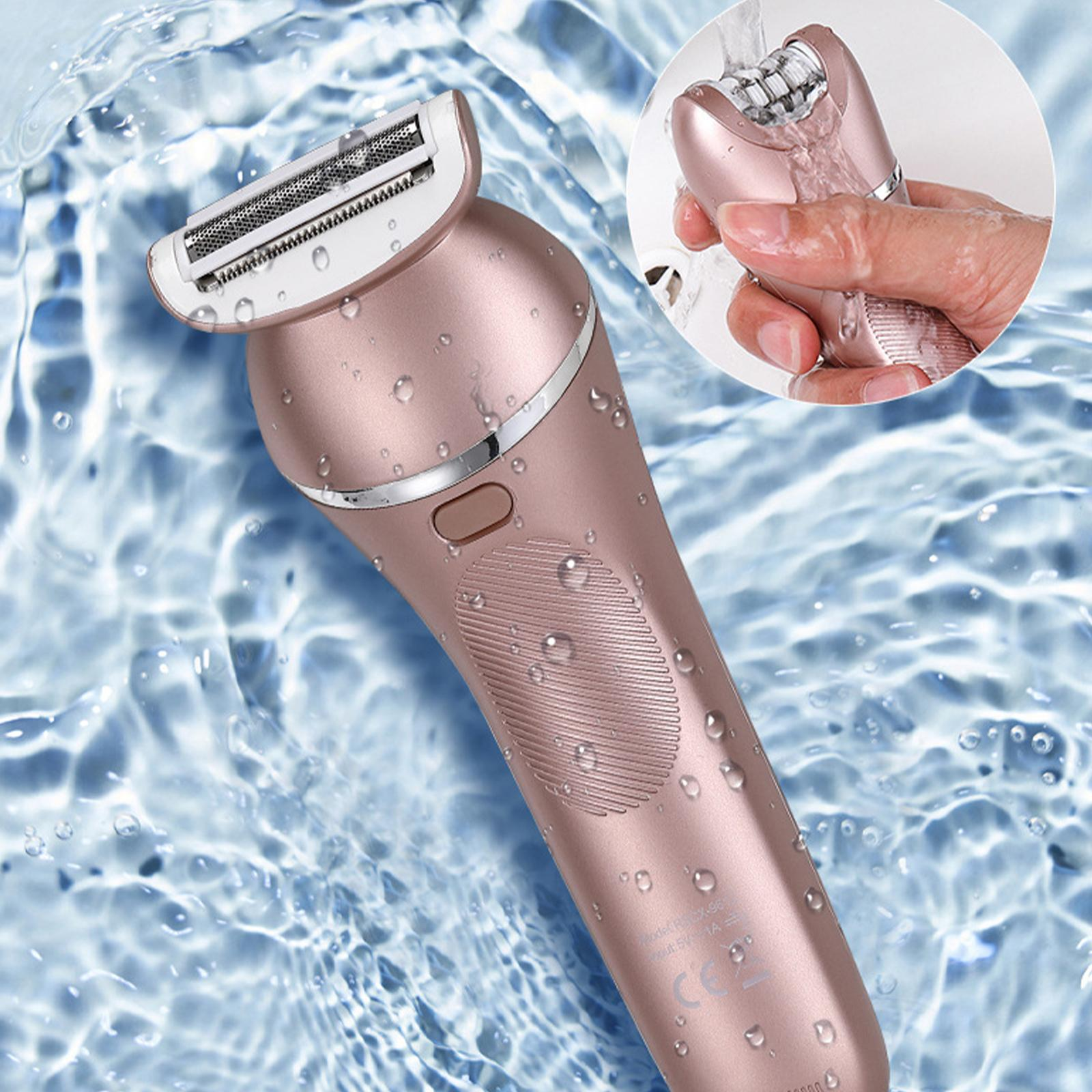 Ein roségoldener Elektrorasierer mit Wassertropfen auf der Oberfläche, ein Teil ist in Wasser getaucht.