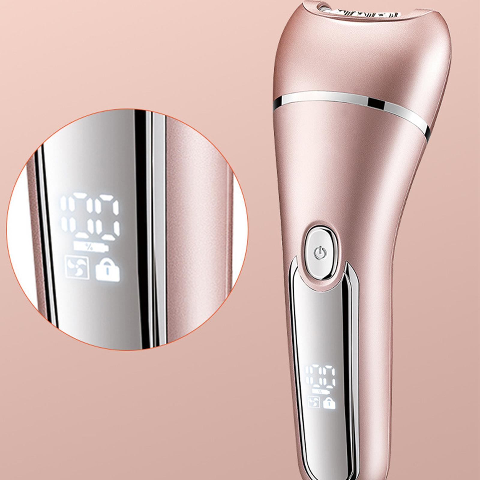 Nahaufnahme eines roségoldenen Elektrorasierers mit Digitalanzeige, die Akku und Verriegelung zeigt.