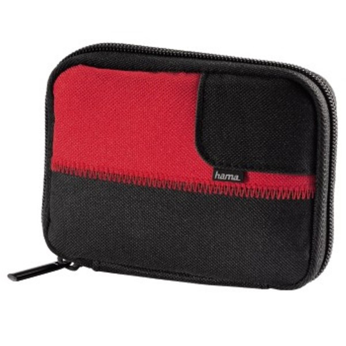 Ein kleines, schwarz-rotes Etui mit Reißverschluss. Das Etui hat eine rote Oberseite und eine schwarze Unterseite mit 'hama'.
