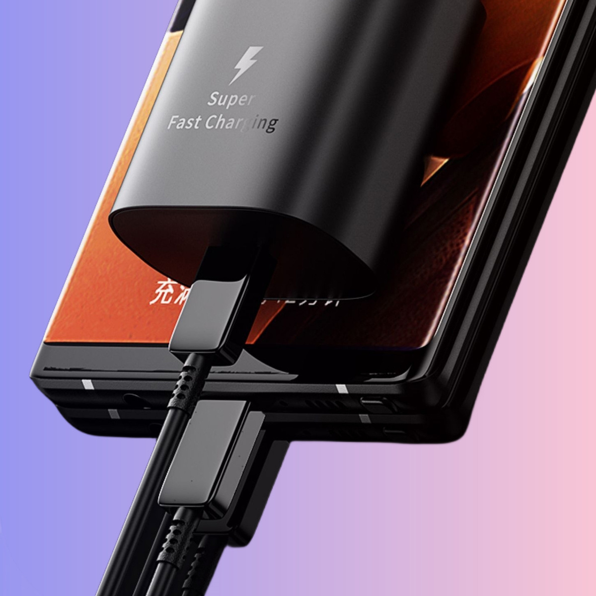 Schwarzes Telefonladegerät, das an ein Telefon angeschlossen ist. Auf dem Ladegerät steht "Super Fast Charging".