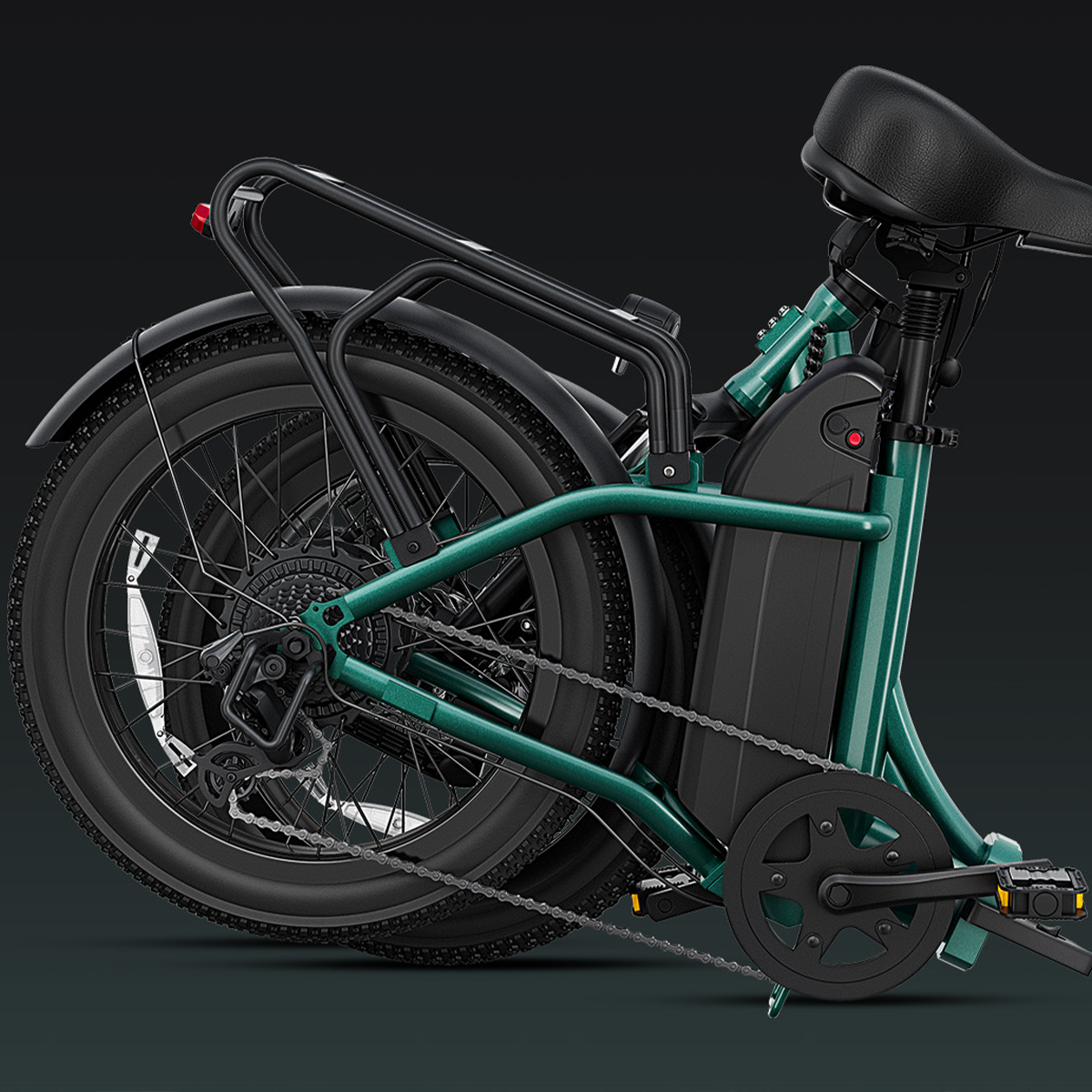 Zielony rower elektryczny, widok z tyłu, złożony. Widoczne koła, przerzutki, bateria i czarne siodełko.