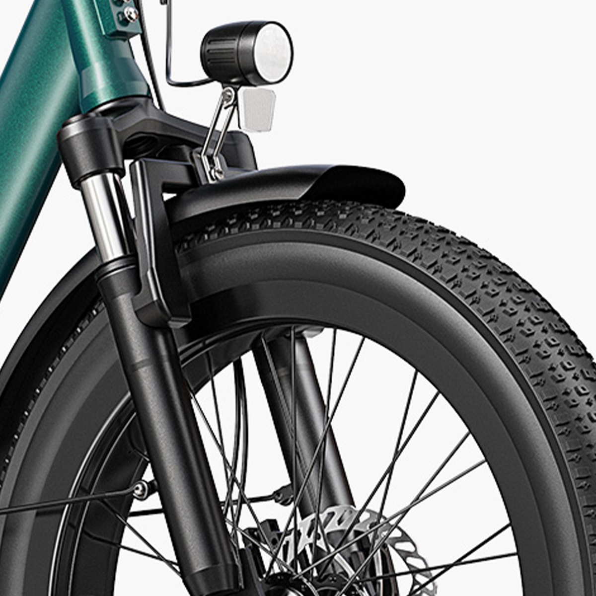 Zbliżenie na przednie koło i błotnik zielonego roweru, pokazujące oponę i widelec.