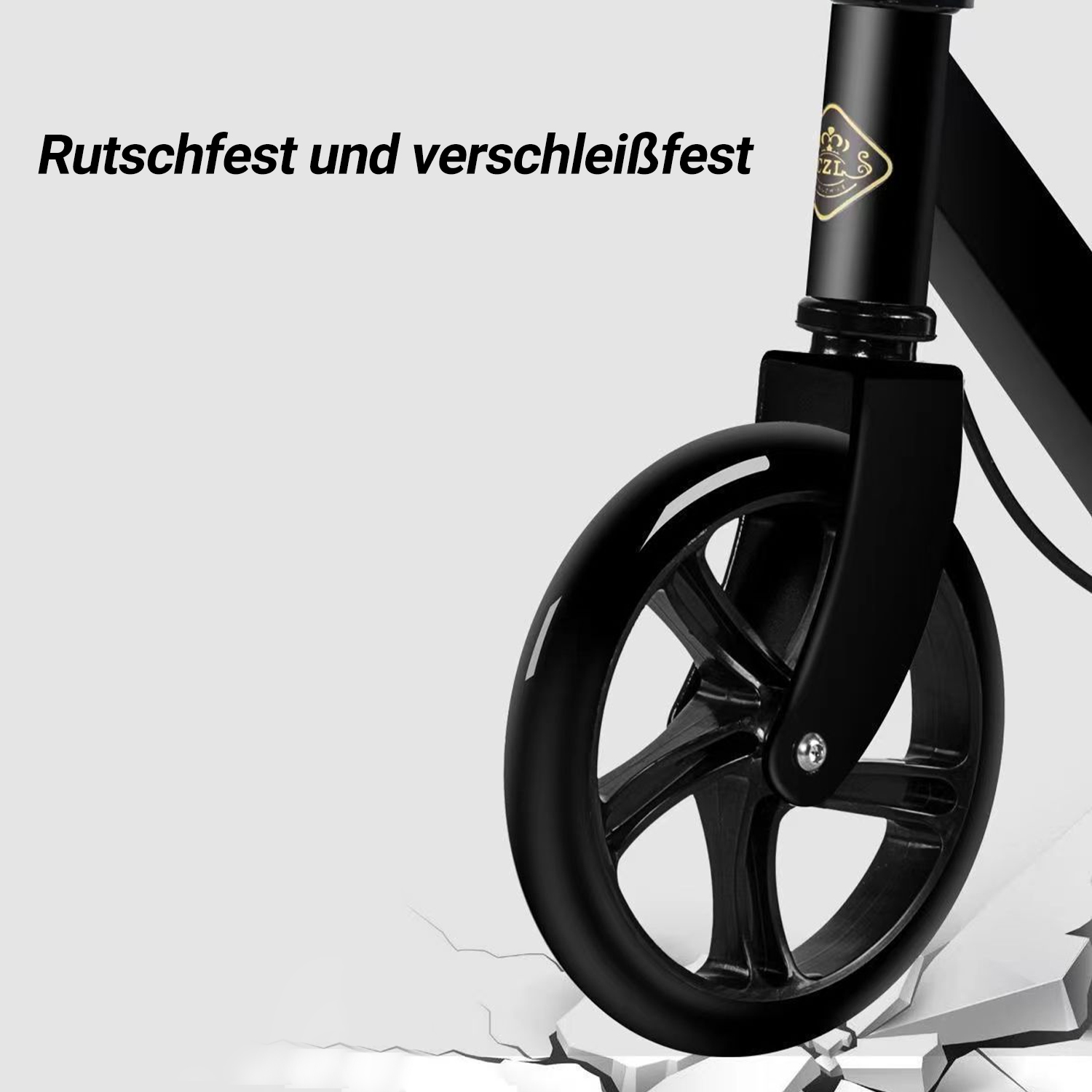 Nahaufnahme eines schwarzen Roller-Rads. Der Roller ist schwarz und hat ein goldenes Logo.