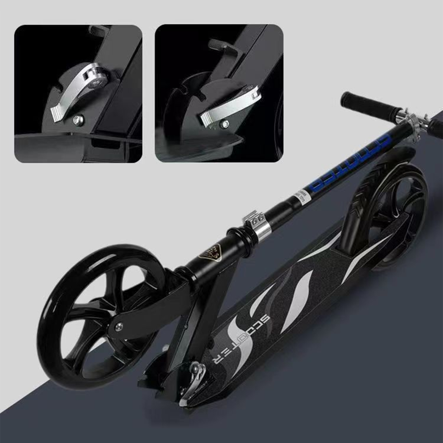 Ein Roller mit schwarzem Rahmen und blauen Akzenten, der Faltmechanismen zeigt. Zwei Nahaufnahmen werden gezeigt.