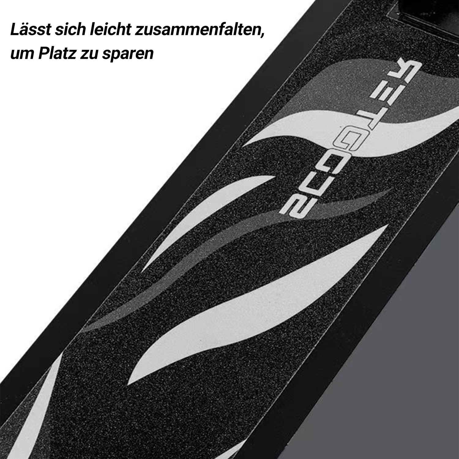 Nahaufnahme des Scooter-Decks mit einem schwarz-weißen Muster. Der Name des Scooters steht darauf.