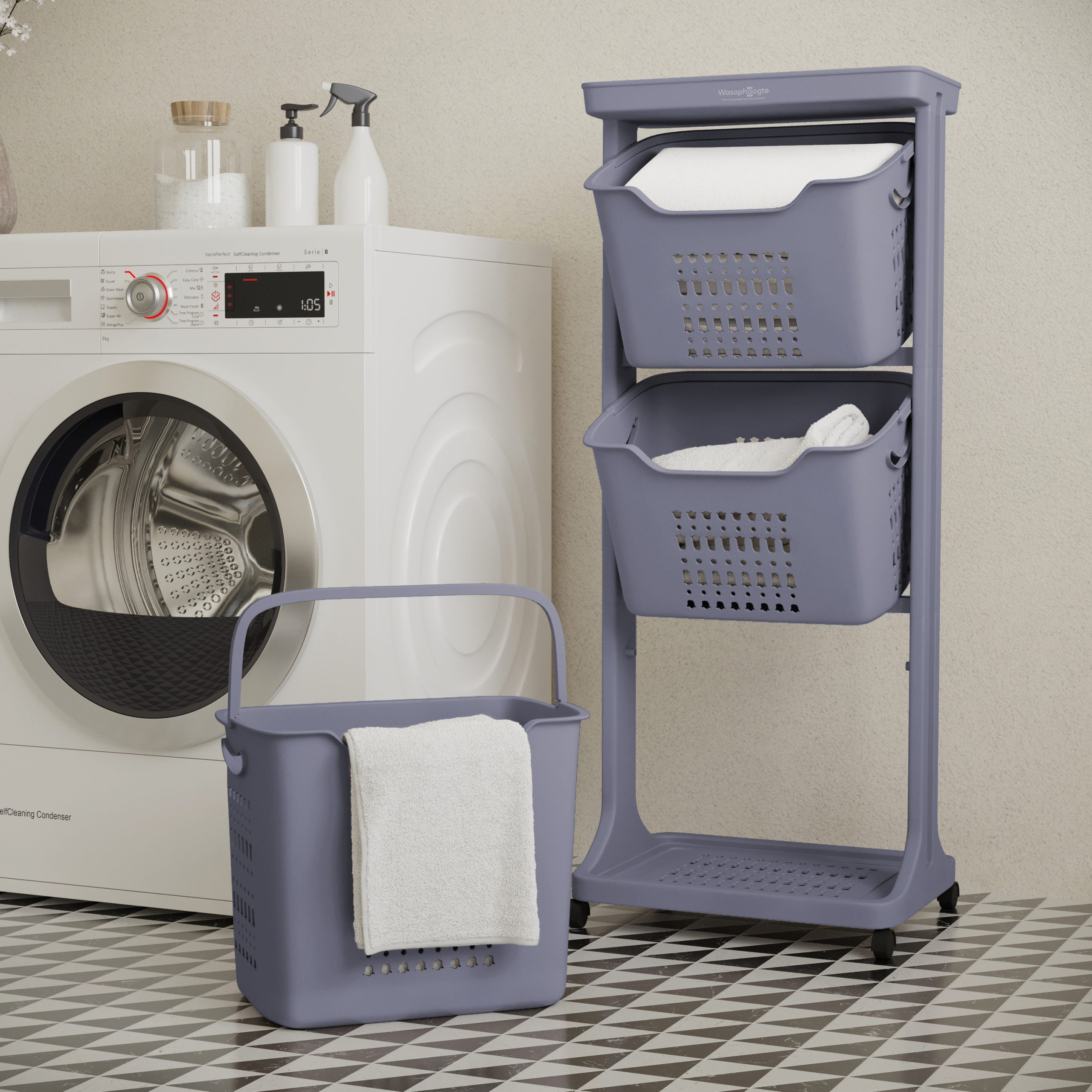 Een wasruimte met een wasmandwagen, wasmachine en een wasmand. Handdoeken liggen in de manden en de wagen.
