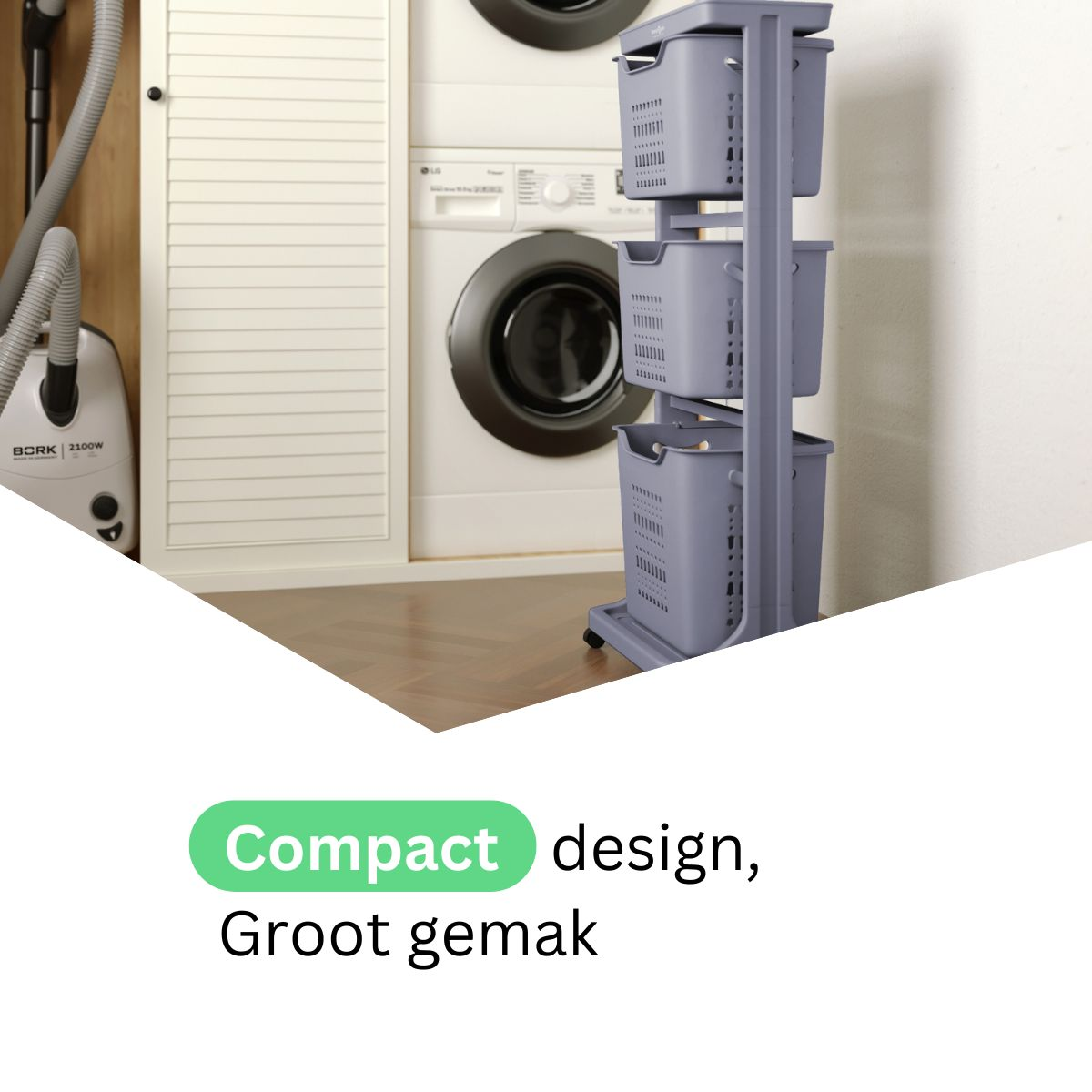 Een wasmandwagen met drie grijze manden in een wasruimte. Wasmachine en stofzuiger zijn zichtbaar op de achtergrond.