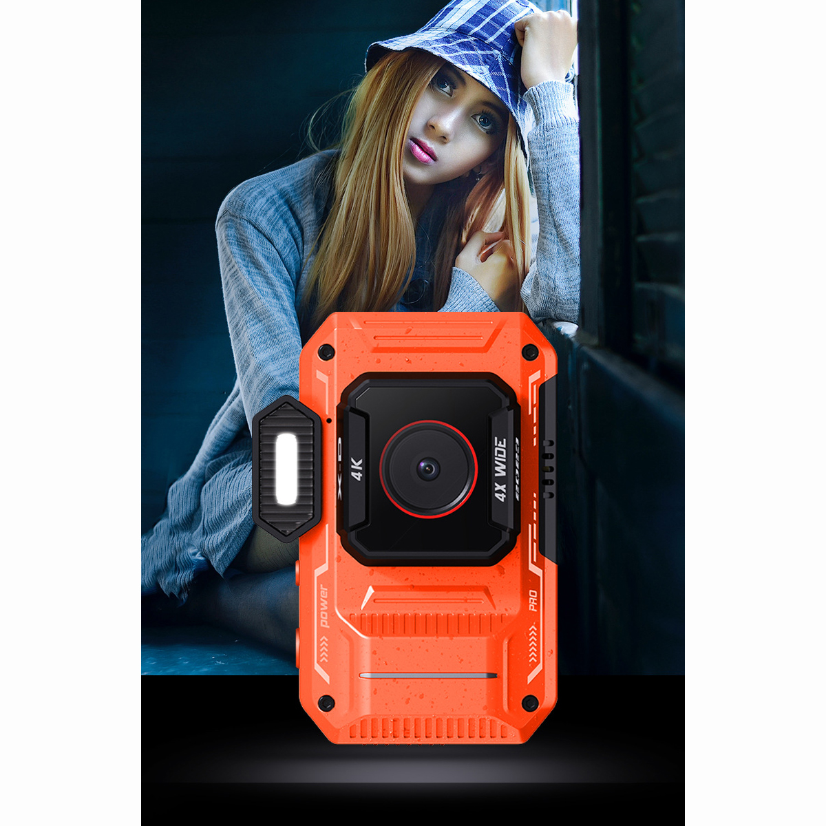 Een oranje action camera, met een vrouw op de achtergrond. De camera zegt 4K en PRO, met een lens.