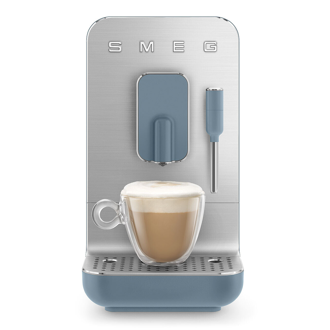 Un capuchino en un vaso sobre una máquina de espresso. La máquina es plateada y azul.