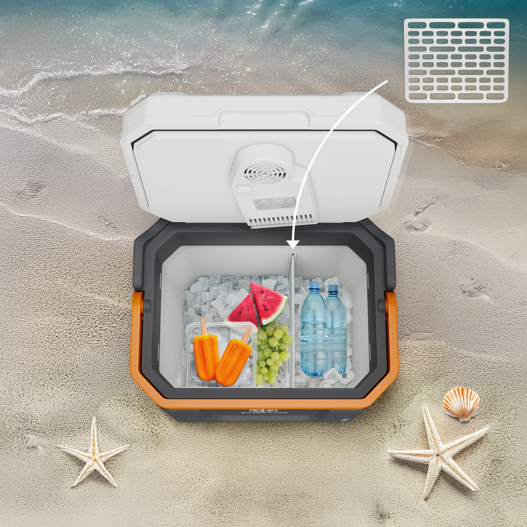 Eine offene Kühlbox am Strand mit Eis, Essen und Getränken. Es gibt Eis am Stiel, Wassermelone und Wasserflaschen.