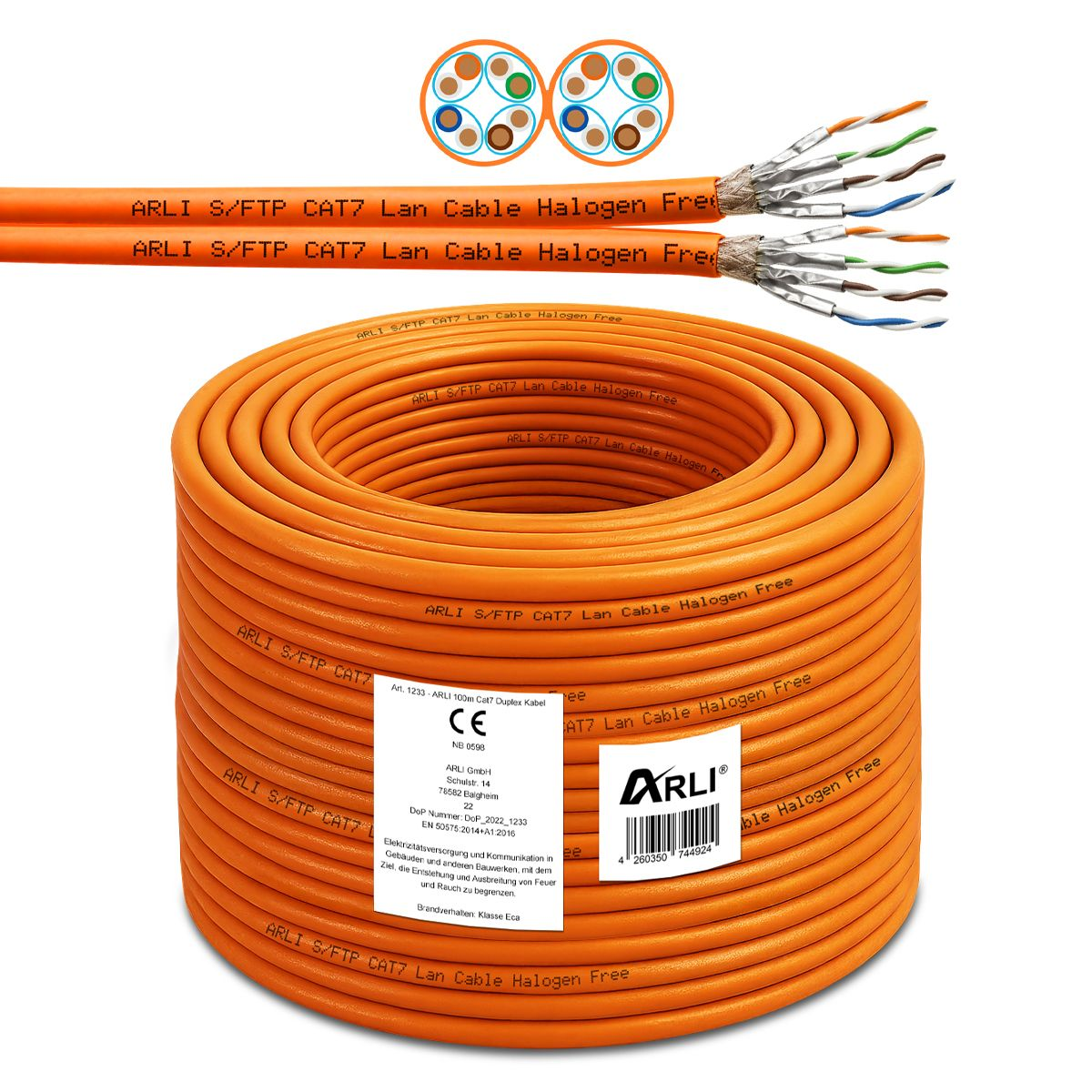 Orangefarbenes LAN-Kabel aufgerollt mit Etikett und weißem Hintergrund. Die Kabelenden sind oben sichtbar.