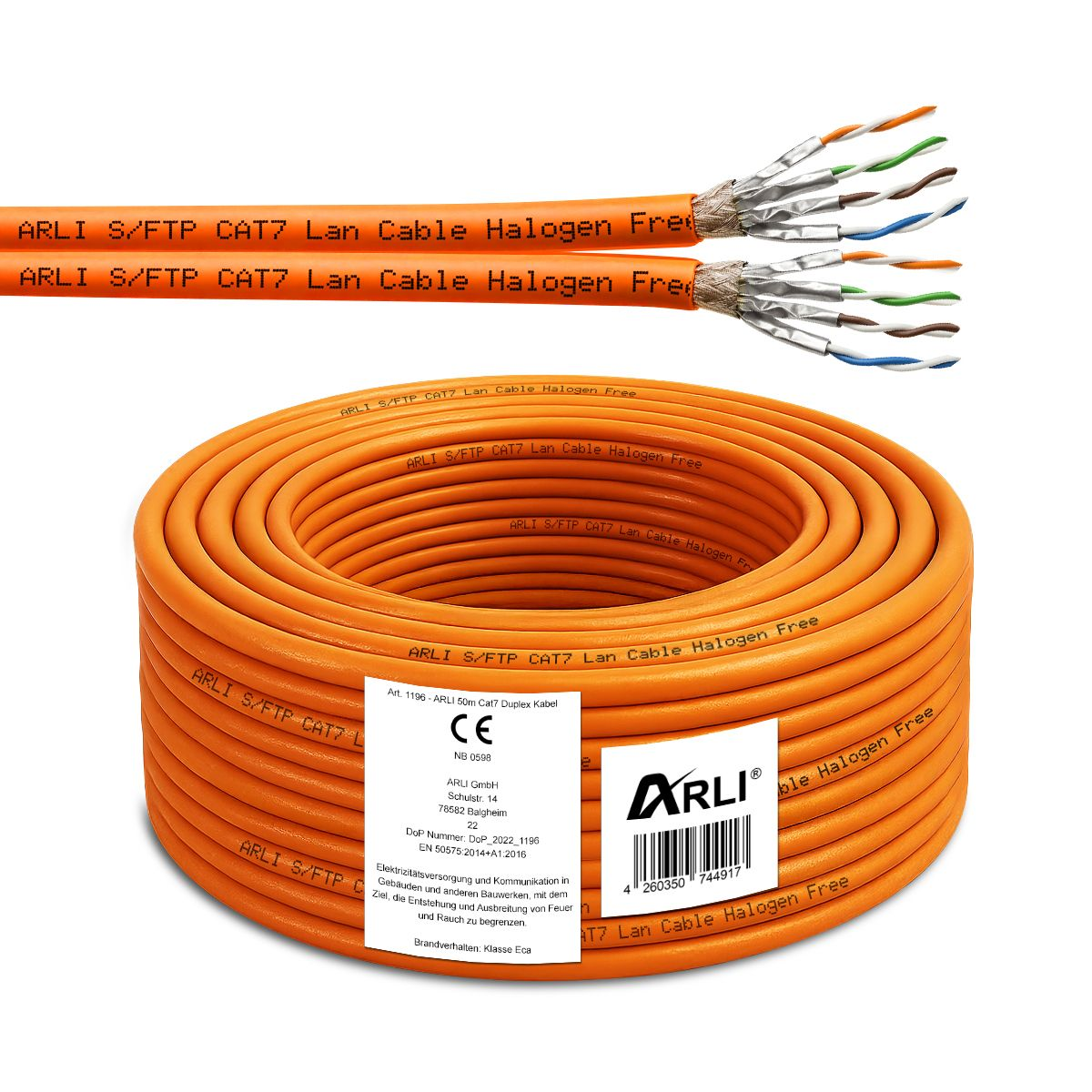 Oranges LAN-Kabel mit Textetikett und weißem Hintergrund. Kabel sind oben.