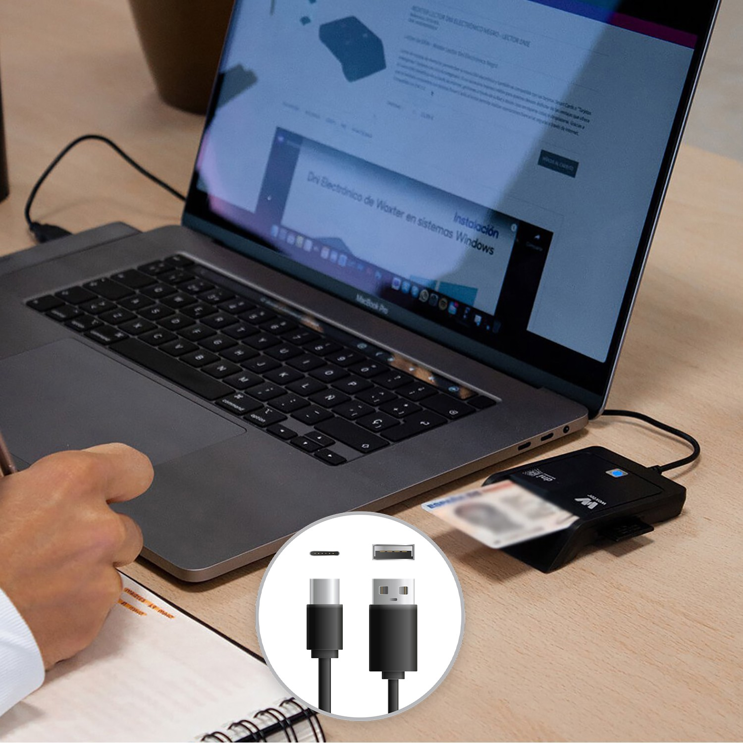 Un lector de tarjetas negro conectado a una computadora portátil, que muestra conectores USB-C y USB-A.