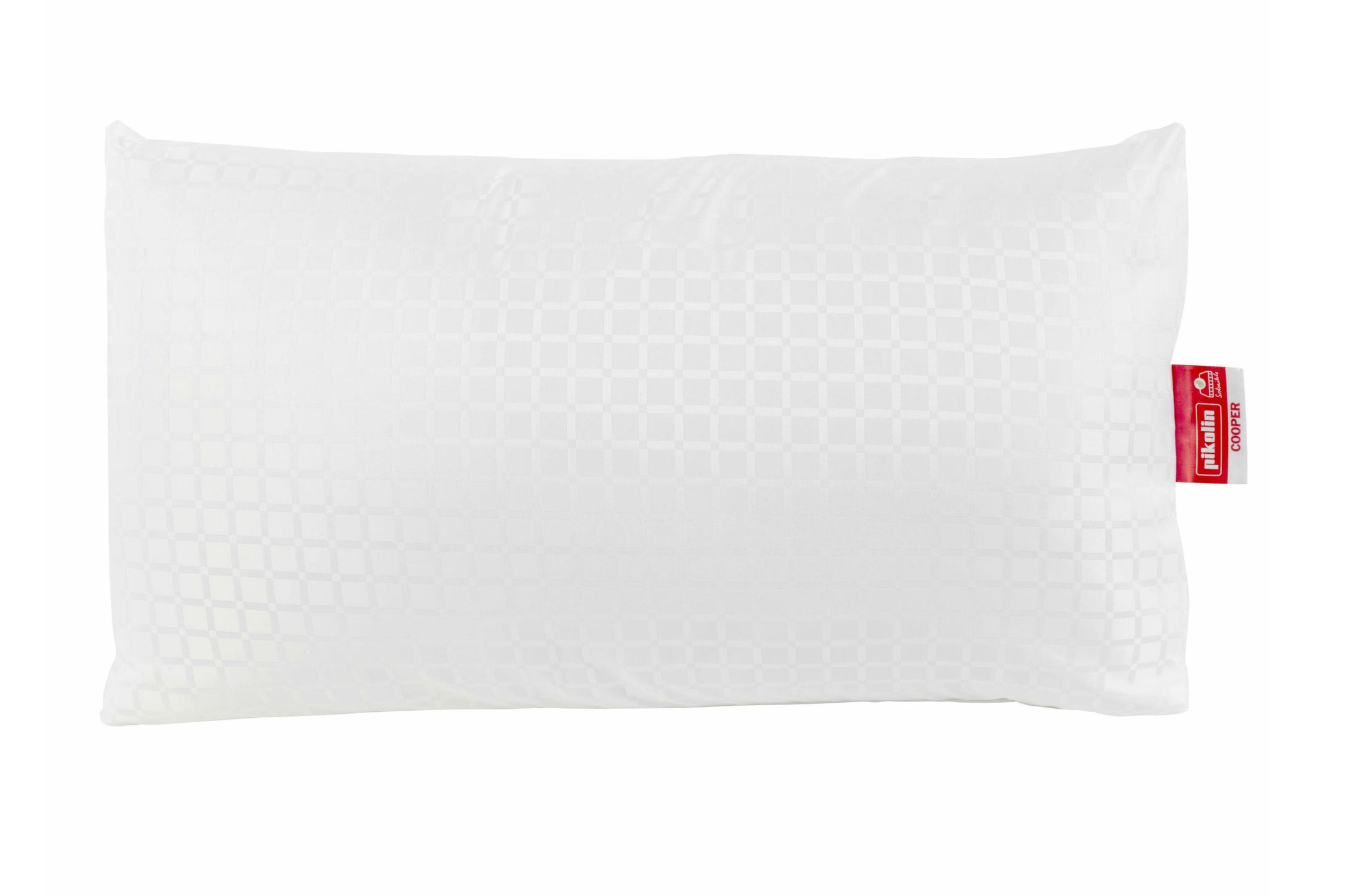 Almohada blanca con un sutil patrón geométrico. Una etiqueta roja adjunta.