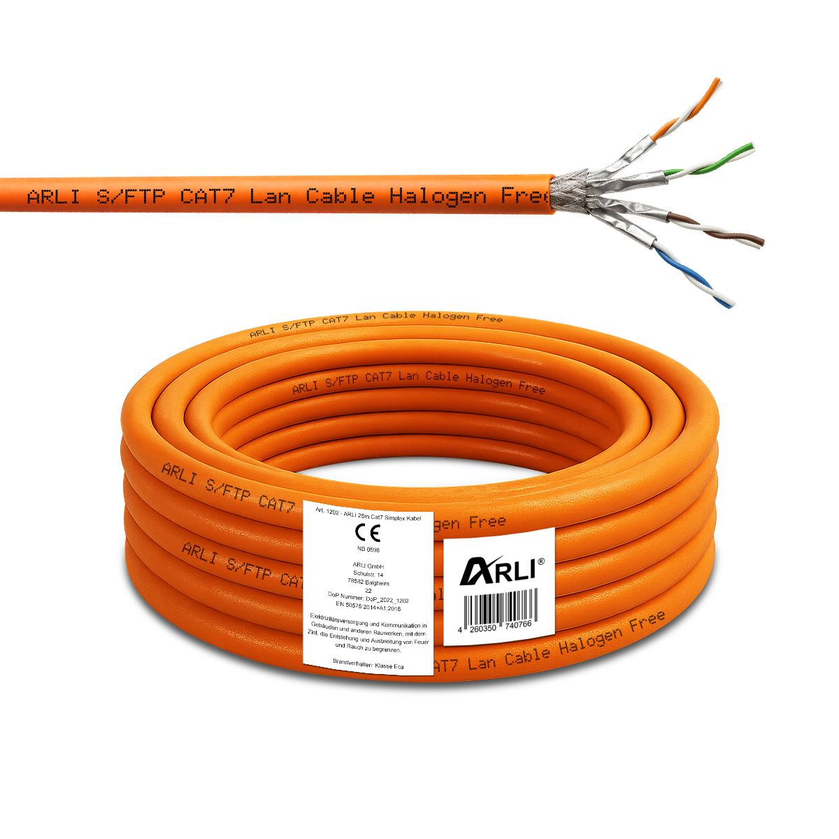 Orange Kabelrolle und ein geschnittenes Kabel mit Drähten. Alles auf weißem Hintergrund.