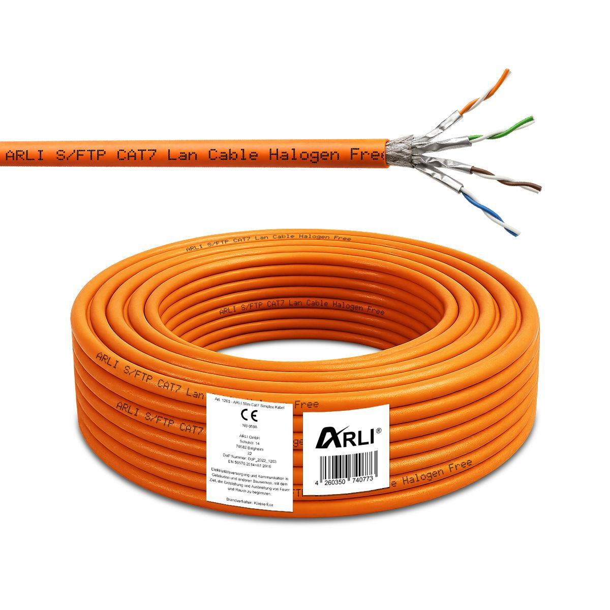 Orange Kabelrolle und ein geschnittenes Kabel mit Drähten. Alles auf weißem Hintergrund.