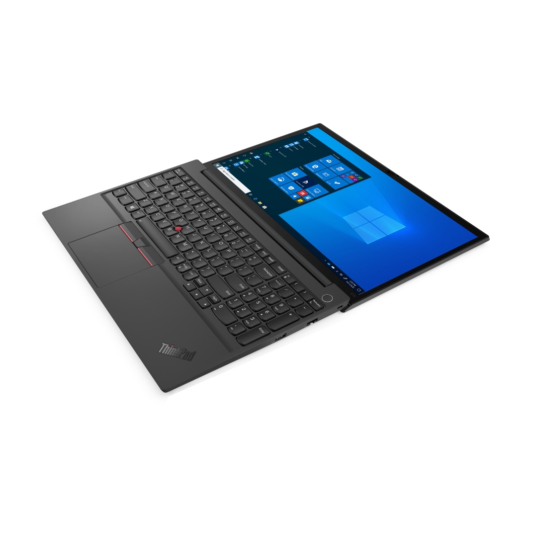 Portátil negro con pantalla abierta, mostrando una interfaz de Windows. Se ve el teclado, con un trackpoint rojo. Fondo blanco.