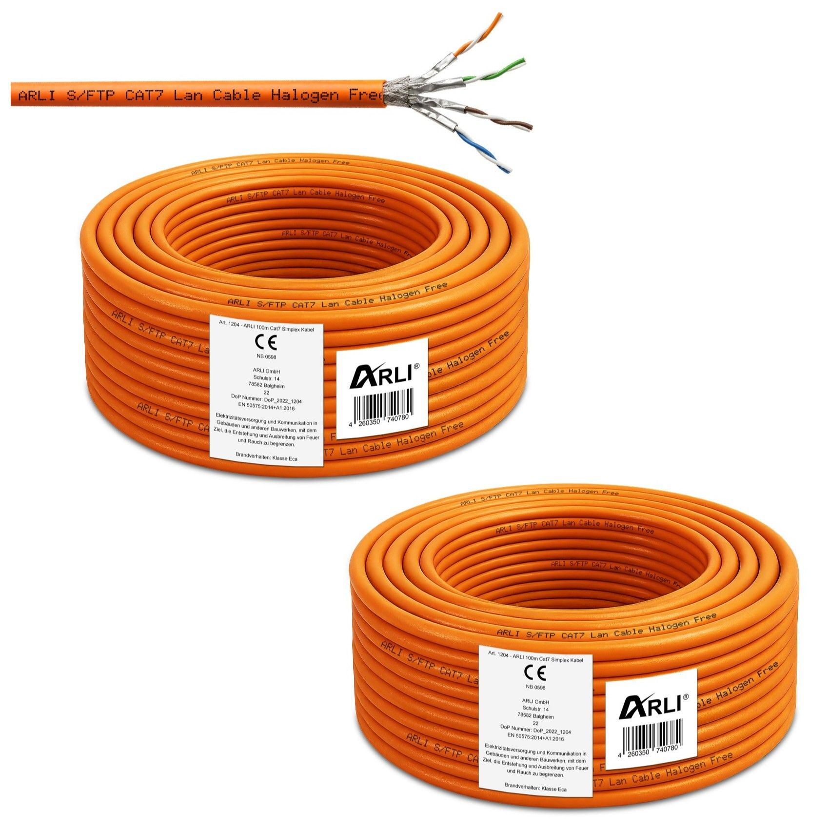Zwei Spulen orangefarbenes CAT7-Netzwerkkabel, mit Etiketten. Weißer Hintergrund. Etiketten mit Text und Barcode.
