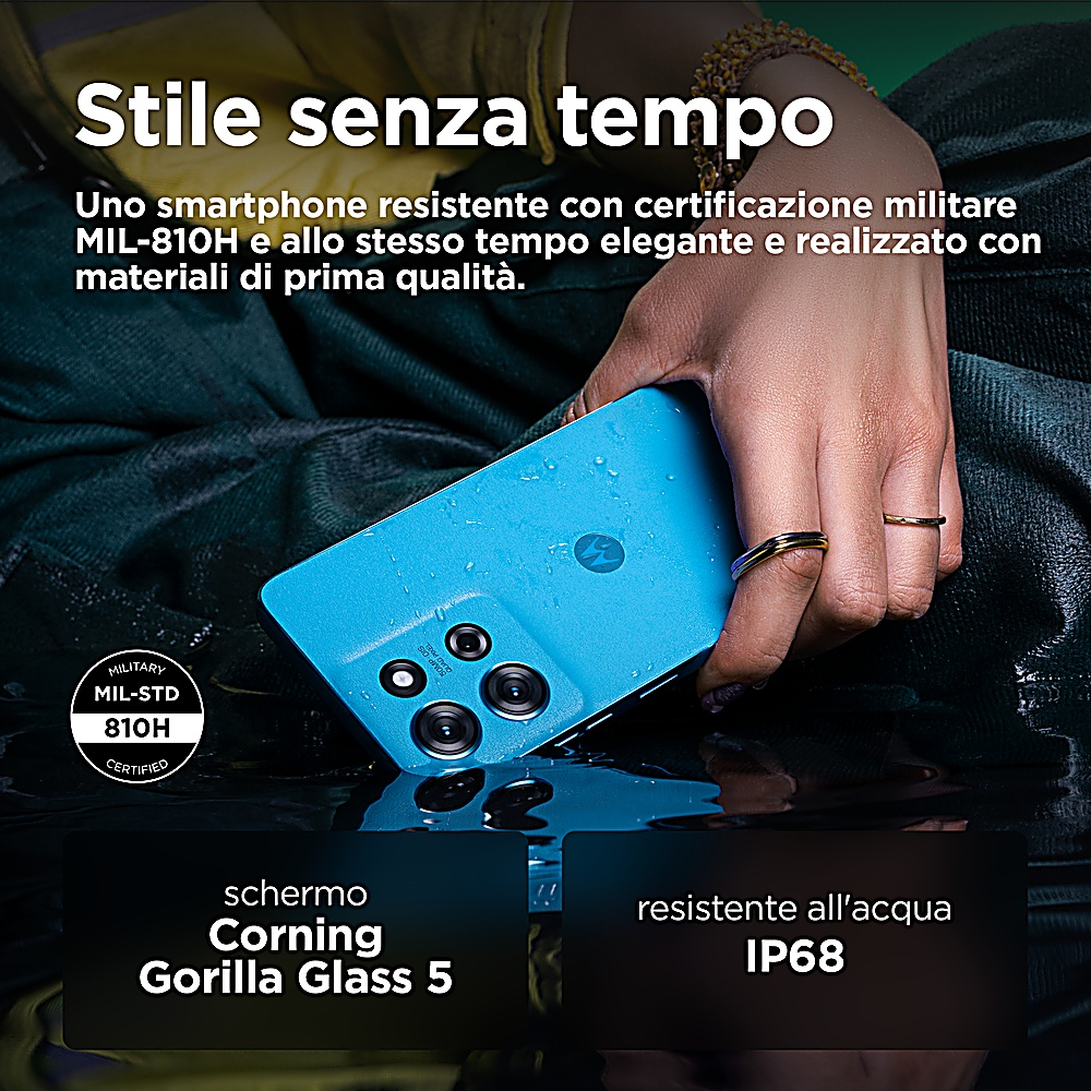 Die Hand einer Person hält ein blaues Telefon mit Text auf dem Bildschirm. Das Telefon ist nass mit Wassertröpfchen.