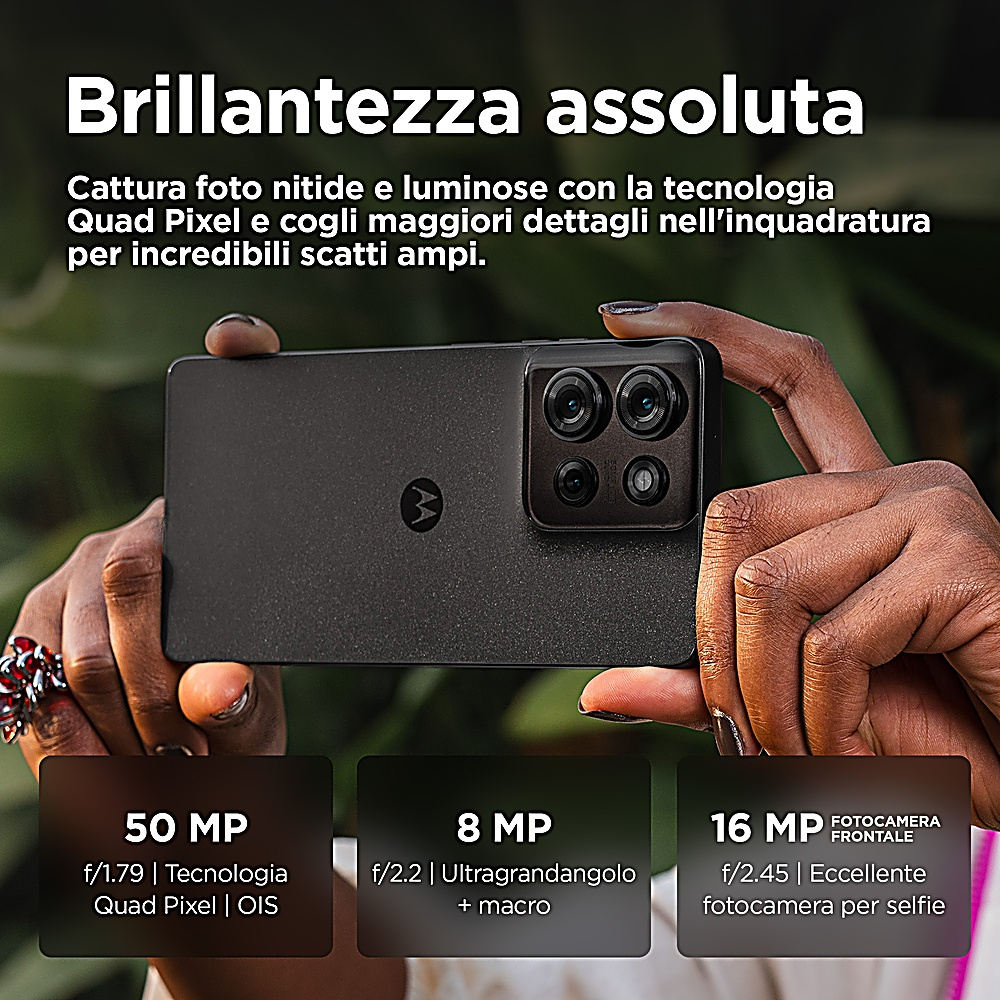 Una persona tiene in mano un telefono Motorola nero. Il retro del telefono è visibile, con più fotocamere. Testo visibile.