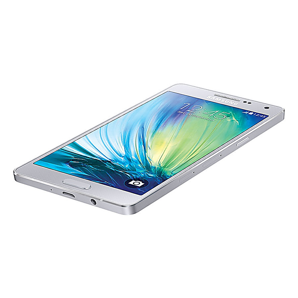Telefono Samsung argentato angolato. Lo schermo mostra l'ora. Sfondo bianco.