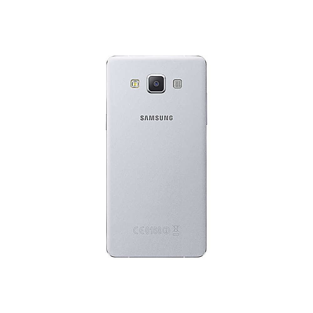 Retro di smartphone argentato con fotocamera, flash e logo Samsung. Sfondo bianco.
