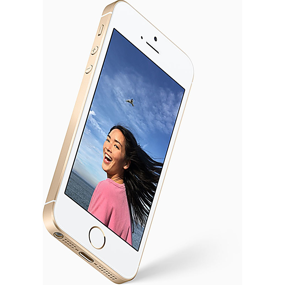 iPhone con una donna che sorride sulla spiaggia, il telefono è oro e bianco.