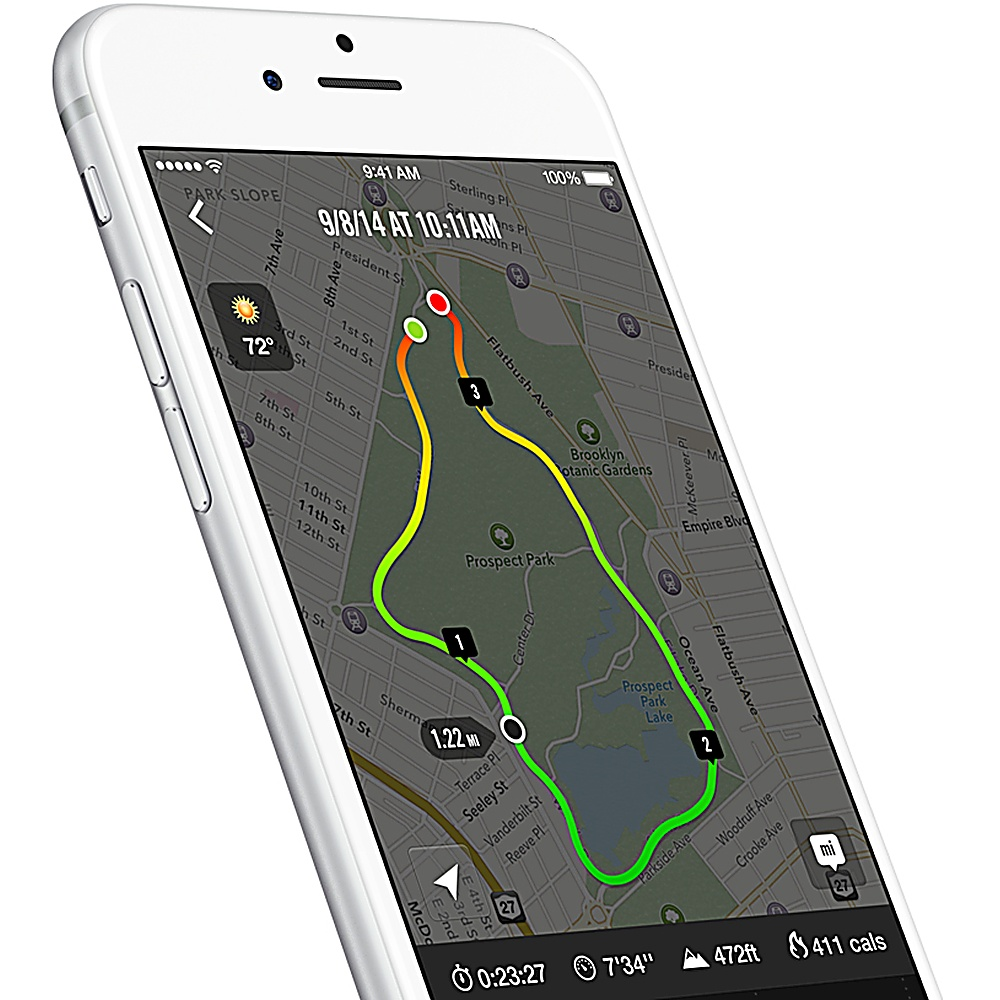 Un iPhone mostra una mappa con un percorso di corsa, mostrando tempo e distanza. Lo schermo è angolato.