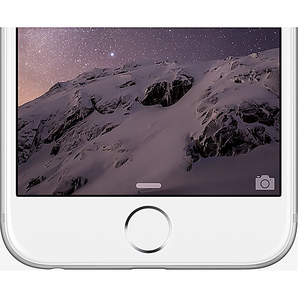 Primo piano di uno schermo di iPhone che mostra un paesaggio montano innevato con un cielo stellato.
