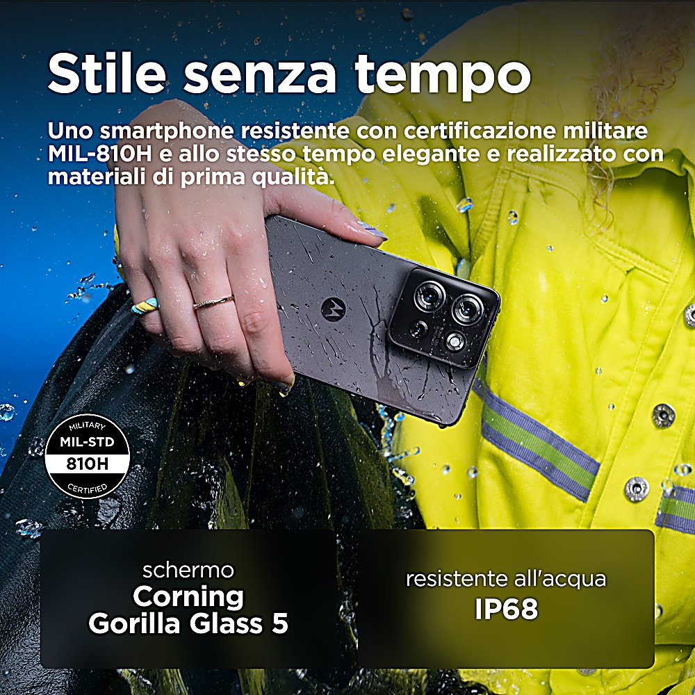 Una persona con una giacca gialla tiene in mano un telefono con testo sulla durata di grado militare.